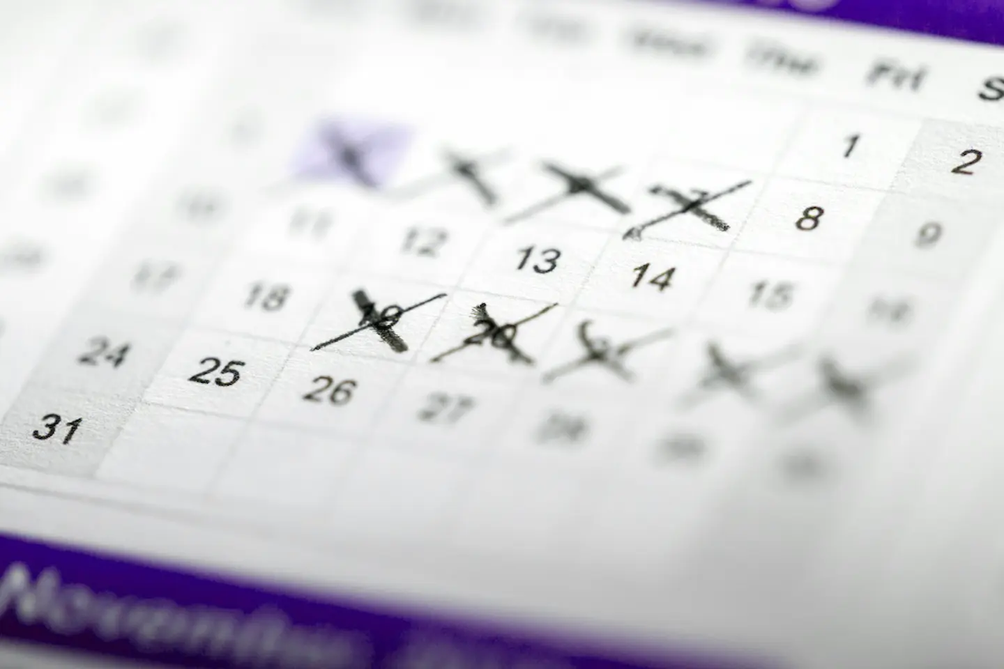 Kalender mit markierten Tagen für Urlaubs- und Weiterbildungstage einer Arztpraxis