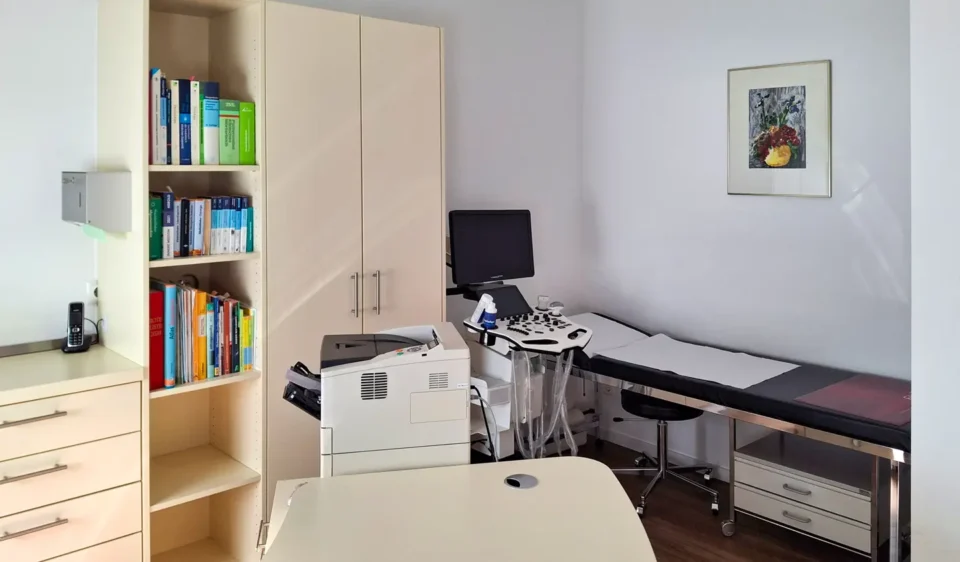 Behandlungsraum mit Ultraschallgerät