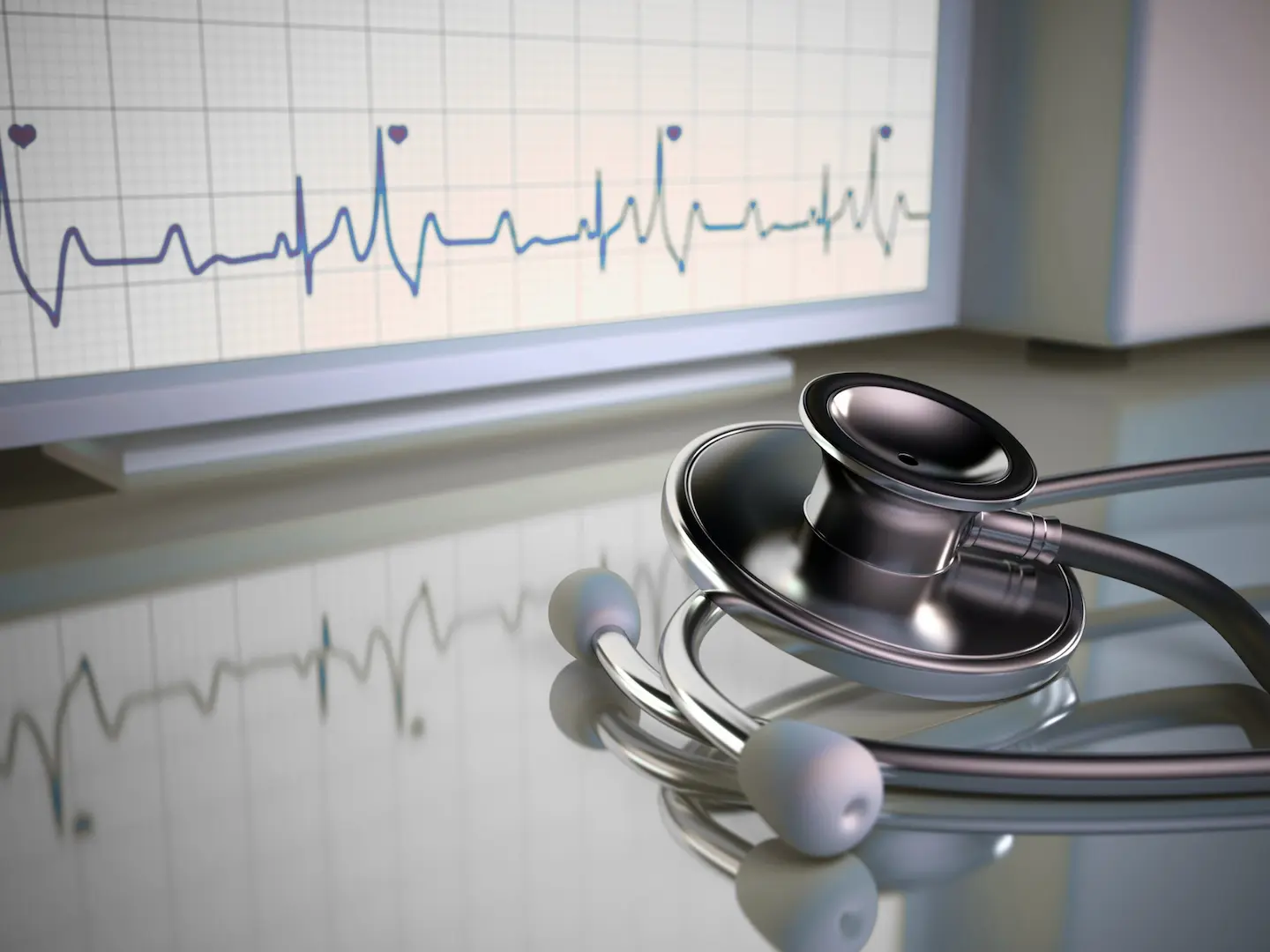 Stethoskop und Herzkurve auf Monitor