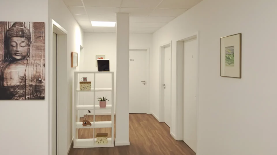 Heller Flurbereich in der Hausarztpraxis