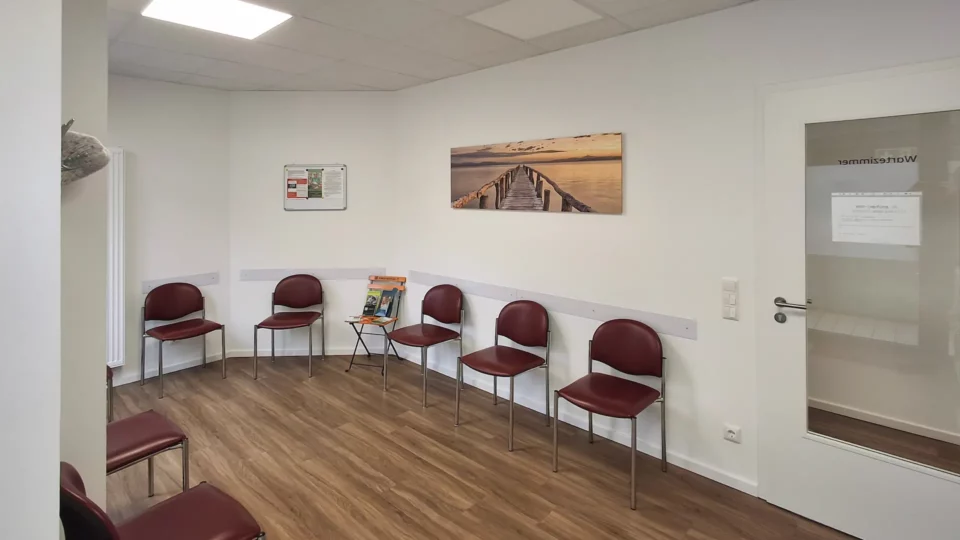 Wartezimmer mit Sitzplätzen für Patienten