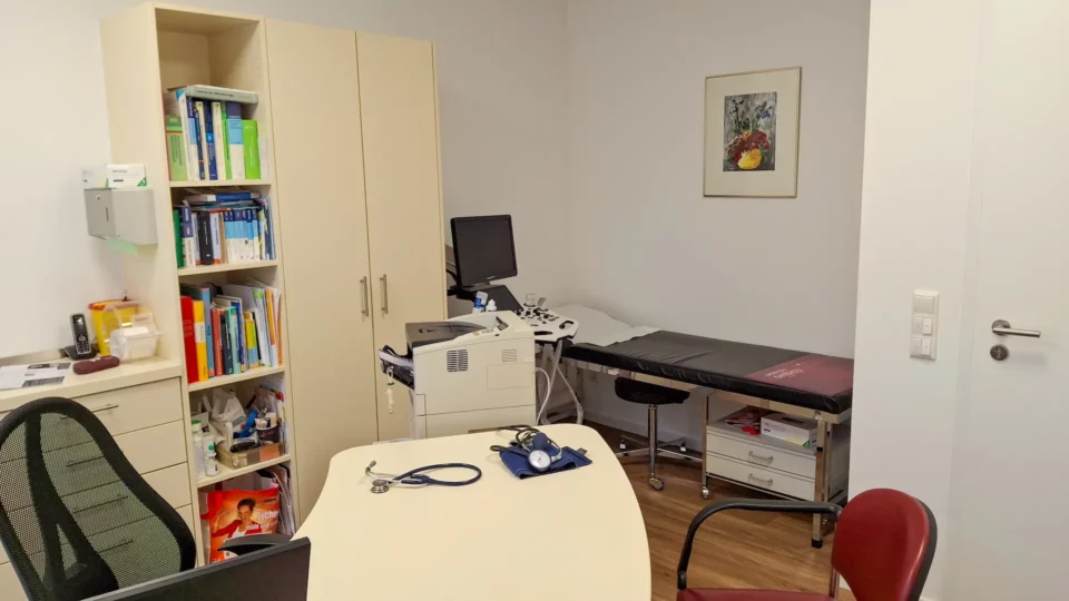 Behandlungsraum mit Ultraschallgerät